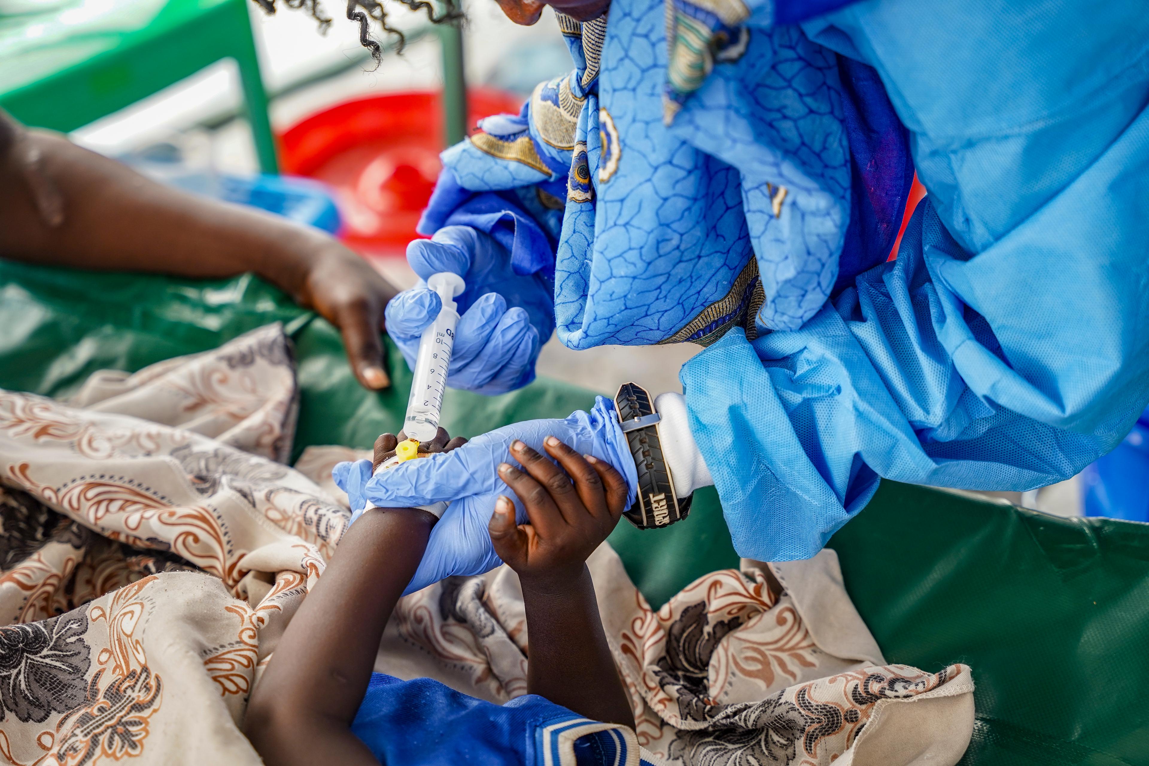 Une infirmière MSF administre les liquides à un enfant directement par voie intraveineuse au centre de traitement du choléra (CTC) de Malakal, au Soudan du Sud.