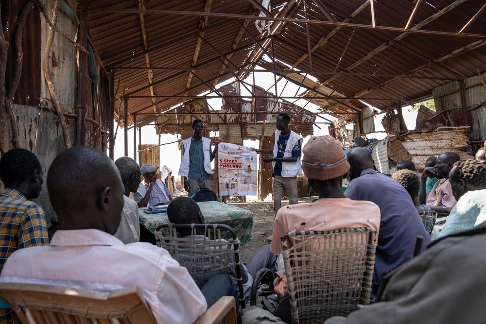 L'équipe de promotion de la santé de MSF organise une session d'information avec les dirigeants communautaires d'un camp de déplacés à Malakal, afin de leur donner les moyens de contribuer à la protection de leurs communautés contre l'épidémie.