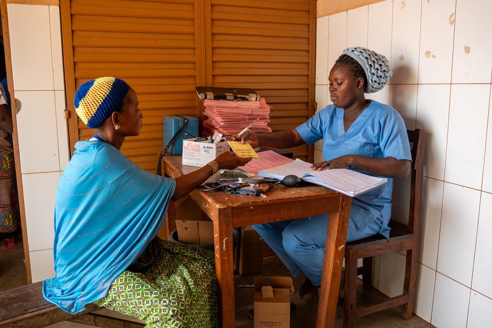 Centre de santé de Dassari, l’une des structures de Matéri, dans l’Atacora, que MSF soutient depuis août 2023 pour améliorer la prise en charge des cas de paludisme chez les enfants de moins de 5 ans, première cause de mortalité, et chez les femmes enceintes, pour qui le paludisme peut entraîner de graves complications.