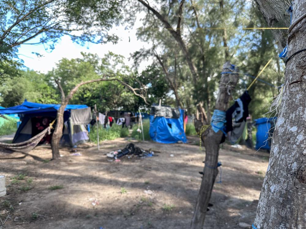 Le camp d'El Bordo, dans la ville de Matamoros, au nord du Mexique, abrite à peine une douzaine de tentes, mais des milliers de personnes y ont vécu autrefois en attendant de pouvoir traverser la frontière vers les États-Unis.