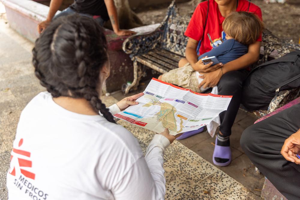 Une équipe d'éducateurs communautaires de MSF dans la ville de Suchiate informe les migrants nouvellement arrivés sur les services médicaux et autres que MSF offre dans l'État du Chiapas, au sud du Mexique, et dans le reste du Mexique.