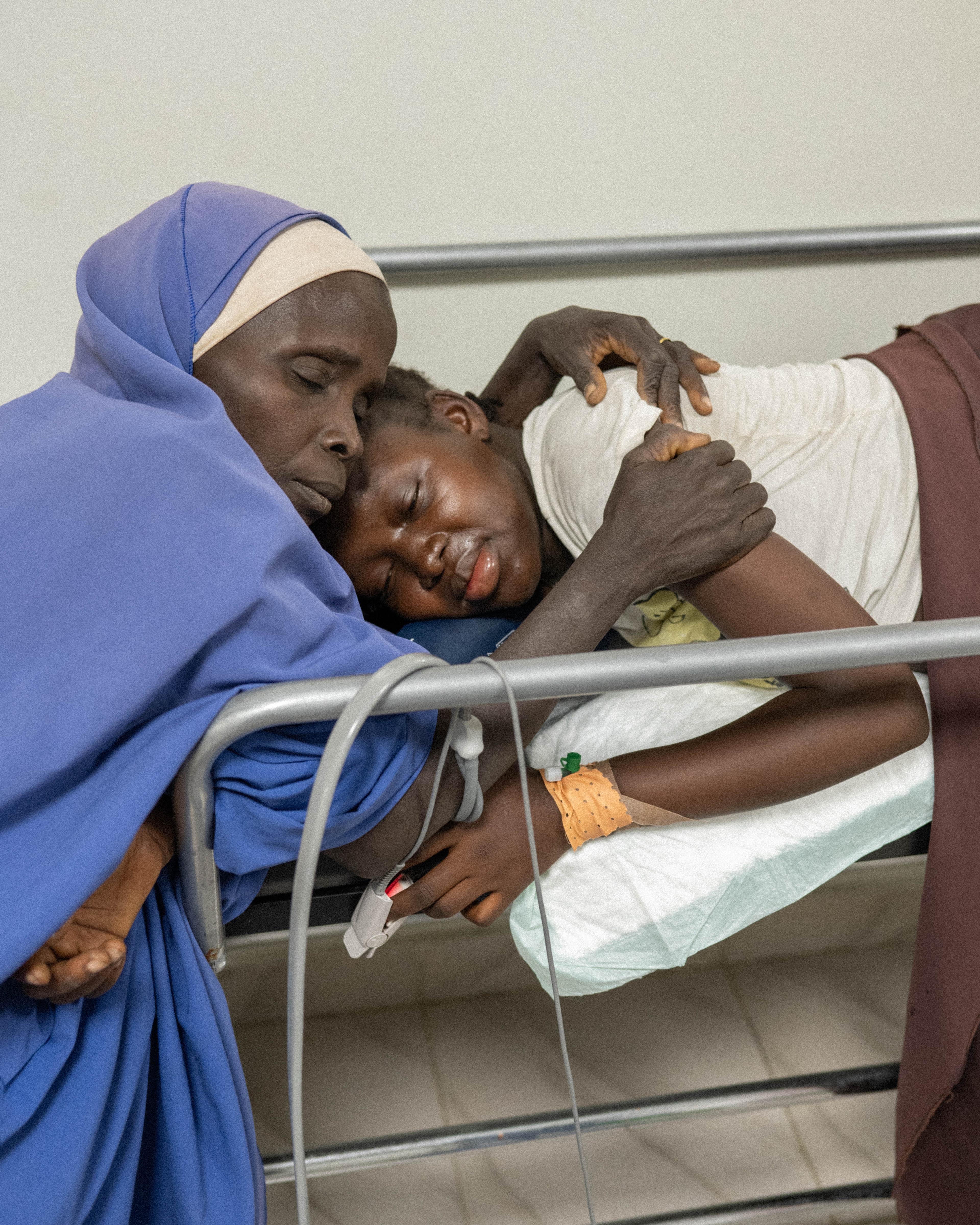 Hauroa Bello, 25 ans, quelques heures avant d'accoucher au centre CEMONC de Kushari à Maiduguri, avec sa mère Kaltum Buba.