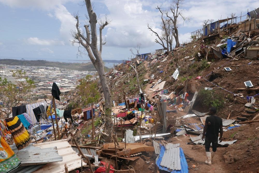 Suite au passage du cyclone Chido à Mayotte, en France, le 14 décembre 2024, les dégâts dans l'archipel sont considérables, comme ici dans le bidonville de Kaweni.