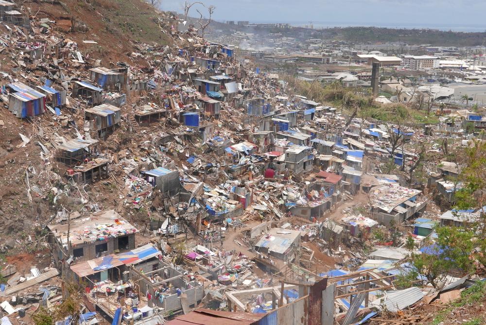 Suite au passage du cyclone Chido à Mayotte, en France, le 14 décembre 2024, les dégâts dans l'archipel sont considérables, comme ici dans le bidonville de Kaweni.