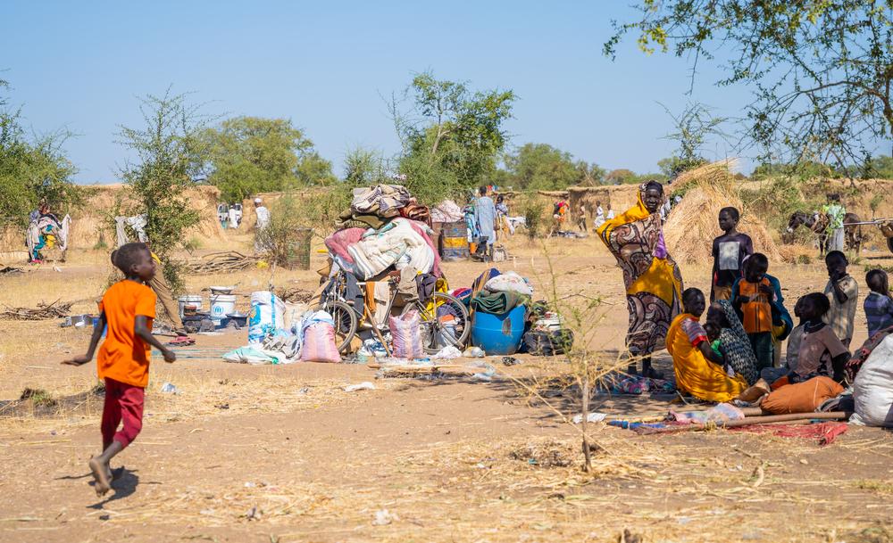 Une famille nouvellement arrivée est assise à l'ombre dans le campement de Djerbana. Elle dort à la belle étoile depuis son arrivée il y a trois jours.