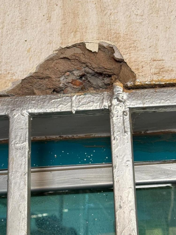 Les traces de balles laissées par les soldats des Forces de soutien rapide à l'intérieur de la salle d'urgence de l'hôpital universitaire Bashair dans le sud de Khartoum.