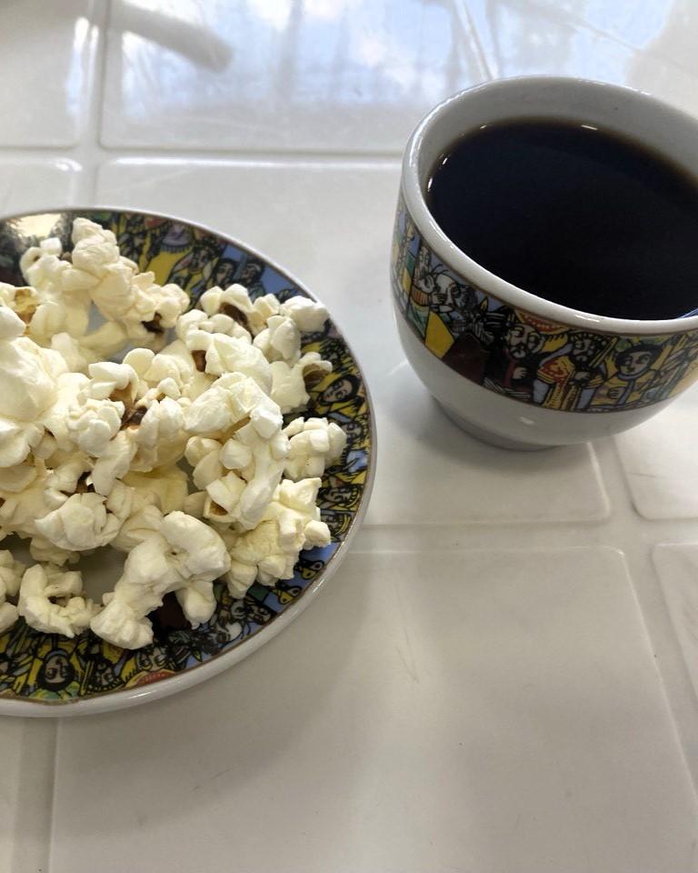 Photo d'une céremonie du café avec du popcorn. Addis-Abeba © MSF