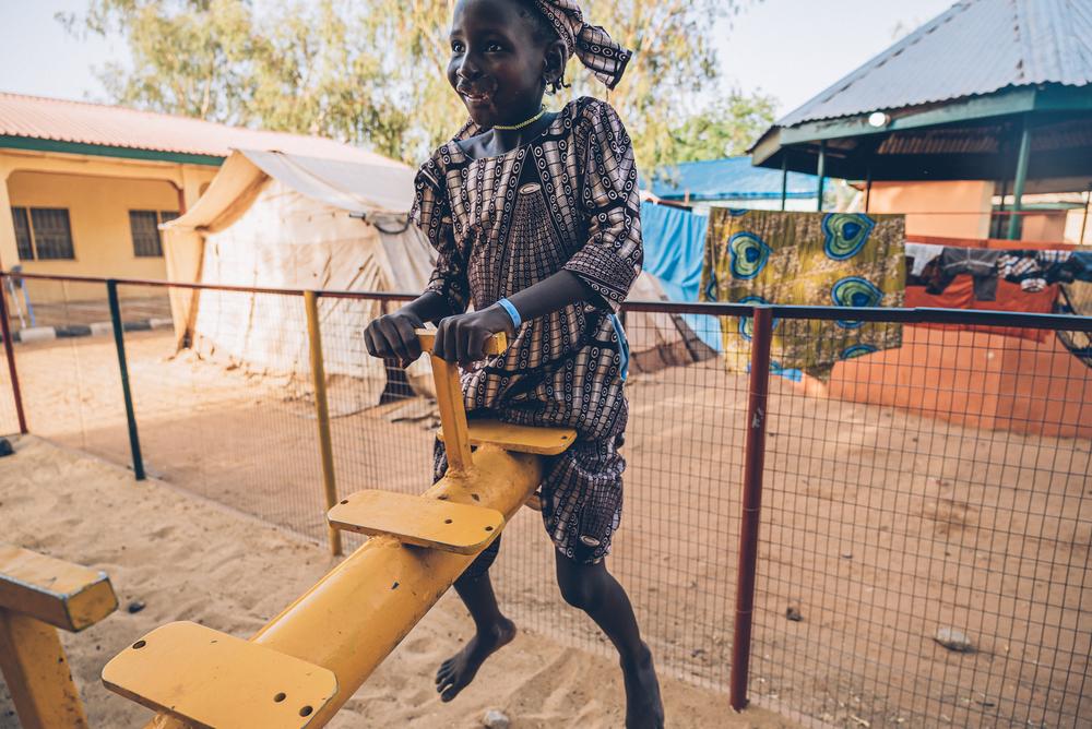 Khadija, une survivante du noma de 10 ans originaire de Katsina, joue dans la cour de l'hôpital Sokoto Noma. Elle a subi sa première opération en octobre 2022. L'hôpital fournit des soins médicaux gratuits, notamment de la chirurgie reconstructive, aux survivants et aux personnes touchées par le noma. Il est géré par le ministère de la Santé et soutenu depuis 2014 par Médecins Sans Frontières (MSF). 4 mai 2023.