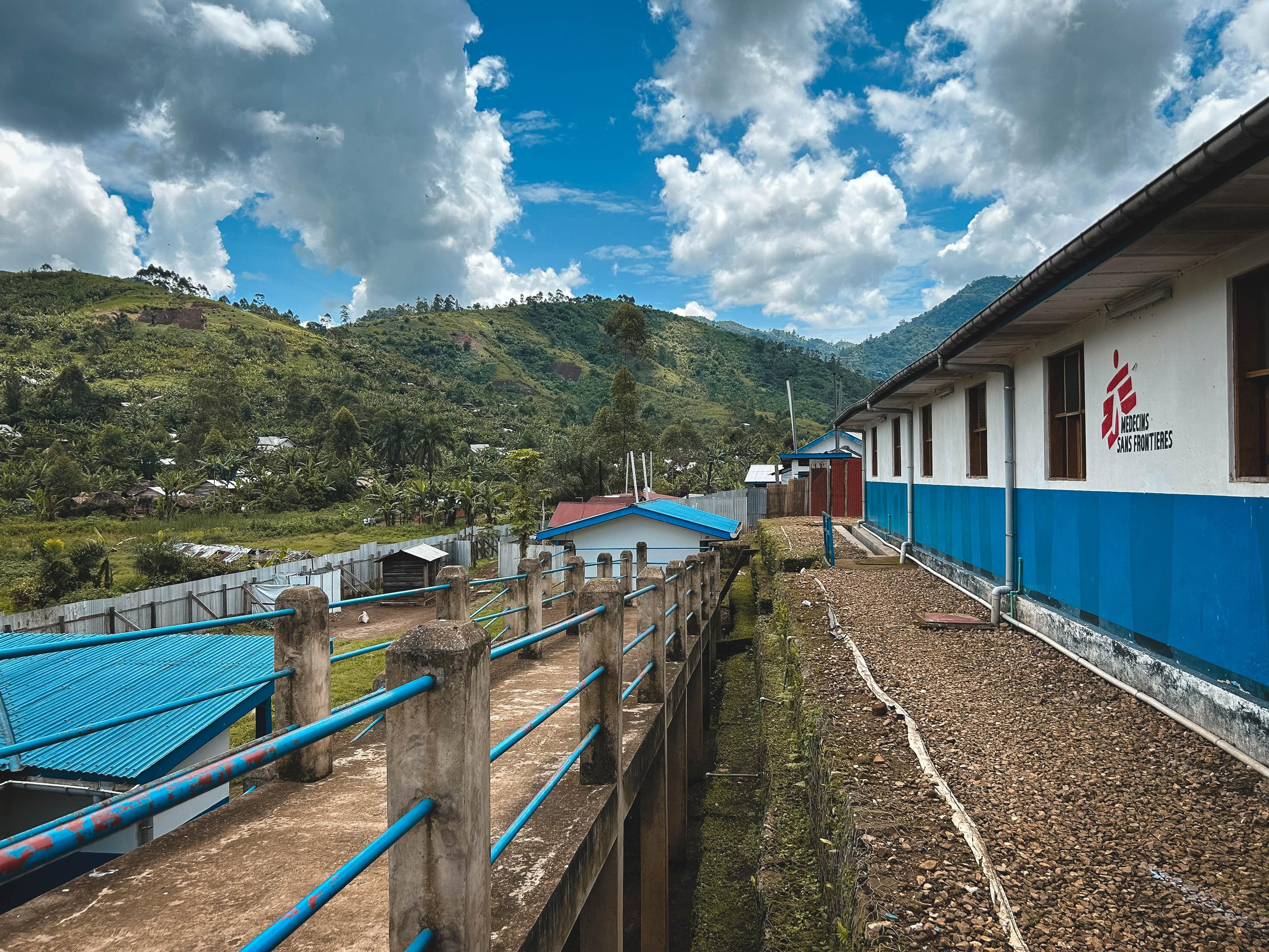 Vue des bâtiments nouvellement construits au centre de santé de référence de Nyabiondo, soutenu par MSF depuis 2009, en appui au ministère de la Santé. Entre janvier et septembre 2023, les équipes médicales ont réalisé 43 363 consultations.