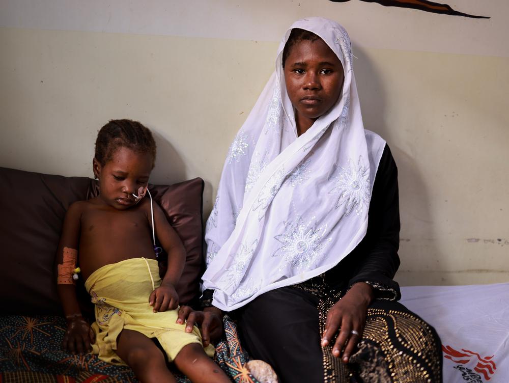 Fatima Saminu est assise à côté de sa fille Rukayya au centre de soins de santé primaires de Gwange, soutenu par MSF, à Maiduguri, dans le nord-est du Nigéria.