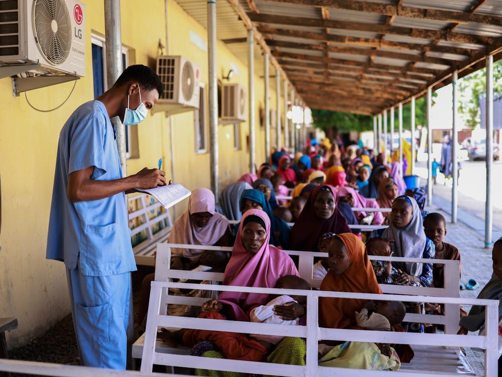 Le personnel de MSF trie les patients dans le centre de soins de santé primaires de Gwange, soutenu par MSF, à Maiduguri, dans le nord-est du Nigéria. Pendant le pic du paludisme, de nombreux patients souffrant de fièvre paludique viennent recevoir des soins médicaux dans cet établissement.