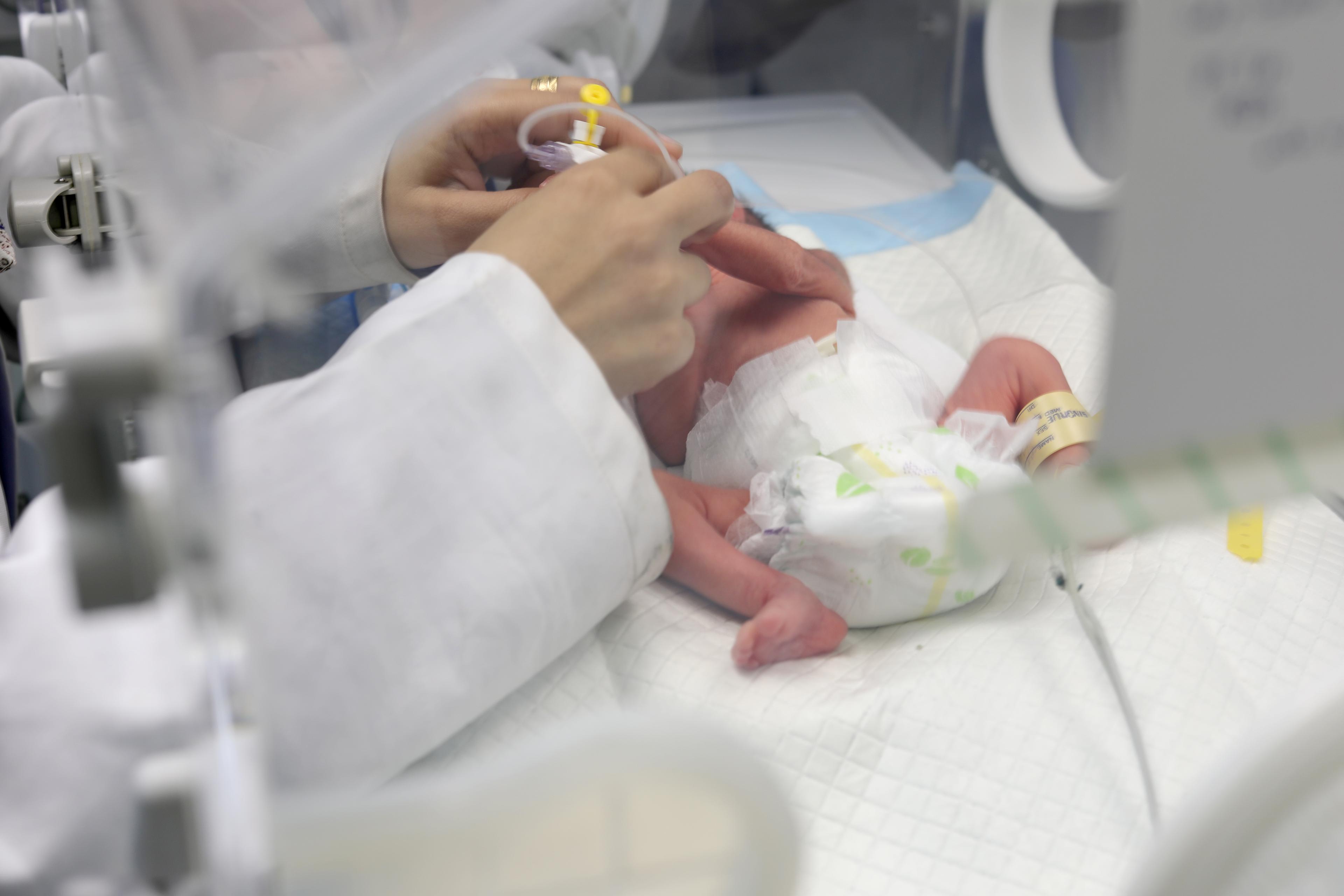 n enfant prématuré est soigné à l'hôpital Nasser de Khan Younis, à Gaza, où les équipes MSF soutiennent et travaillent dans l'unité de soins intensifs néonatals du département pédiatrique