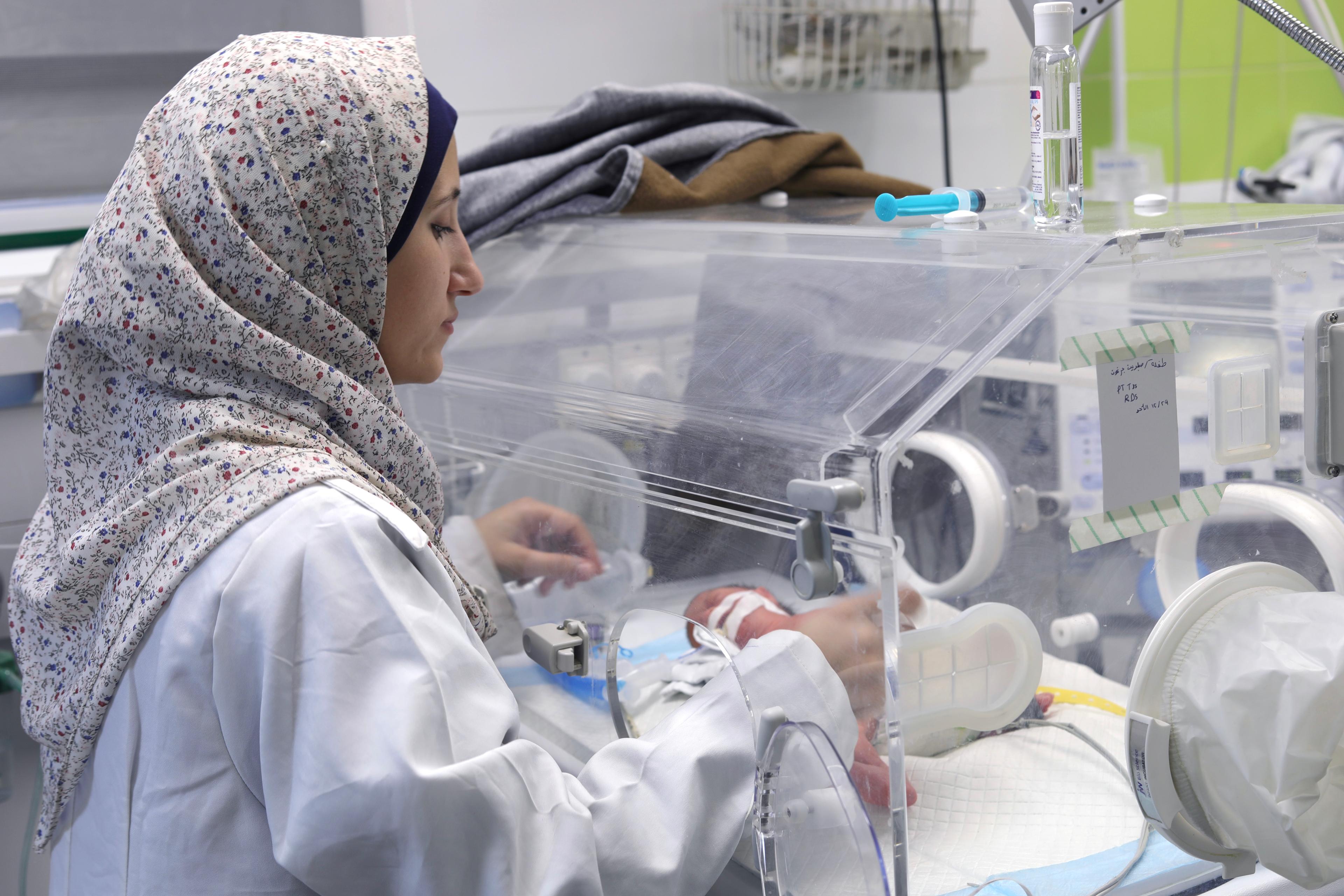 Une infirmière MSF vérifie l'un des nouveau-nés prématurés admis à l'unité de soins intensifs néonatals de l'hôpital Nasser soutenu par MSF, à Khan Younis, à Gaza.