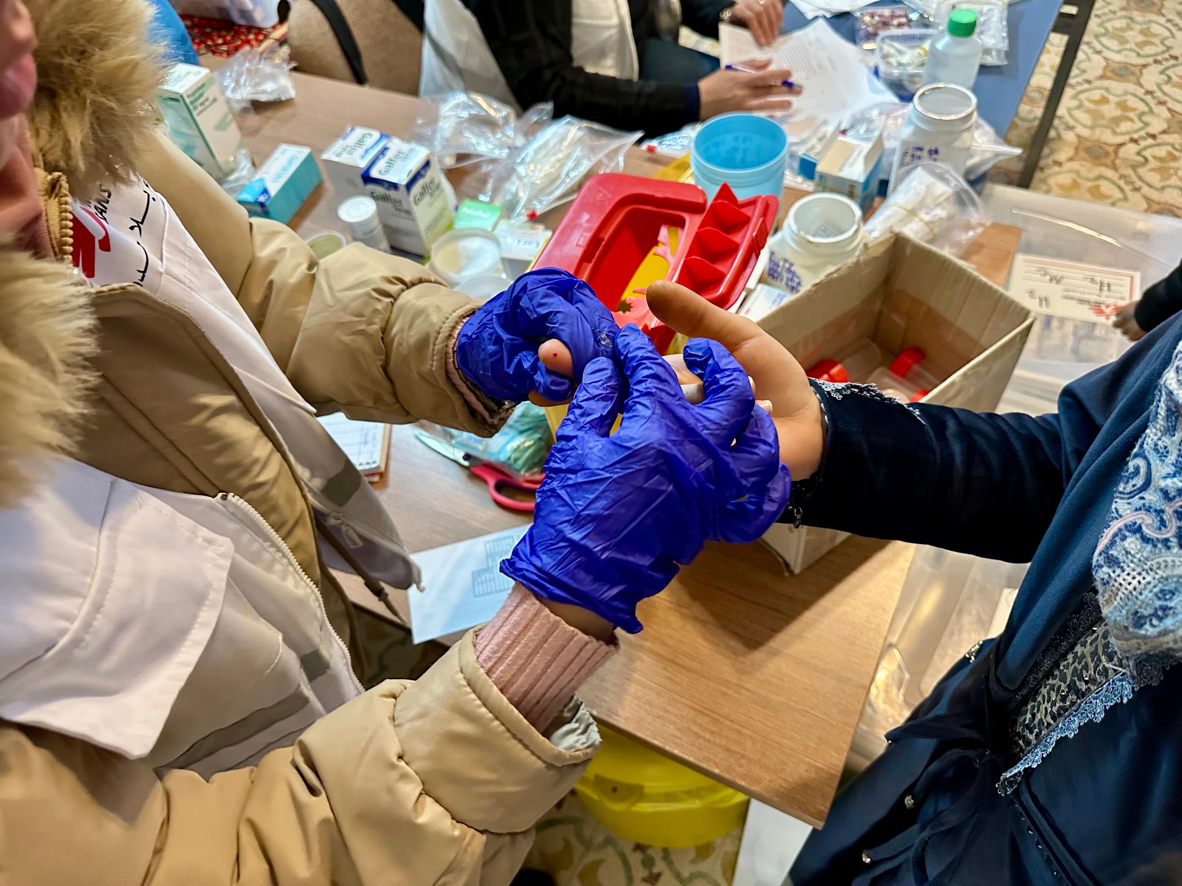 Une infirmière MSF prélève un échantillon de sang sur un patient à la clinique MSF du centre de Jaber, à Hébron, en Cisjordanie.