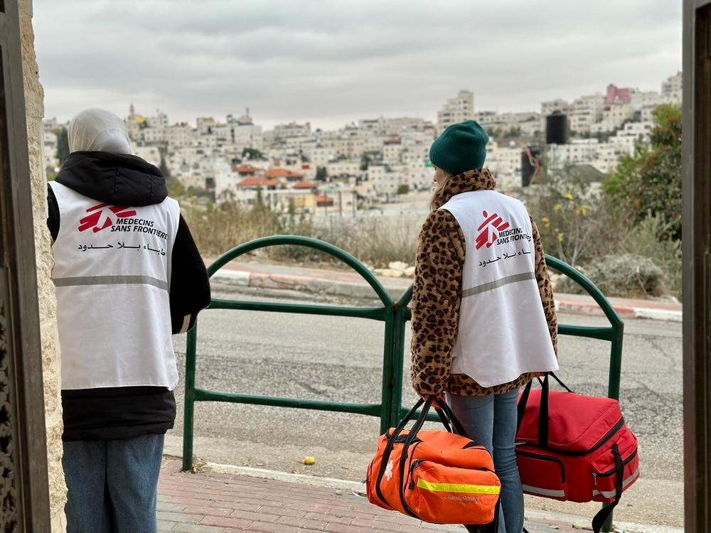 Le personnel de MSF en route vers la clinique mobile du centre de Jaber, dans la zone H2, à Hébron, en Cisjordanie, dans le territoire palestinien occupé.