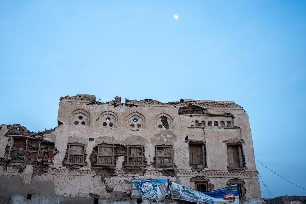 Vue de la ville de Mocha depuis la maternité. La ville est en partie détruite à cause de l'érosion et des années de guerre.