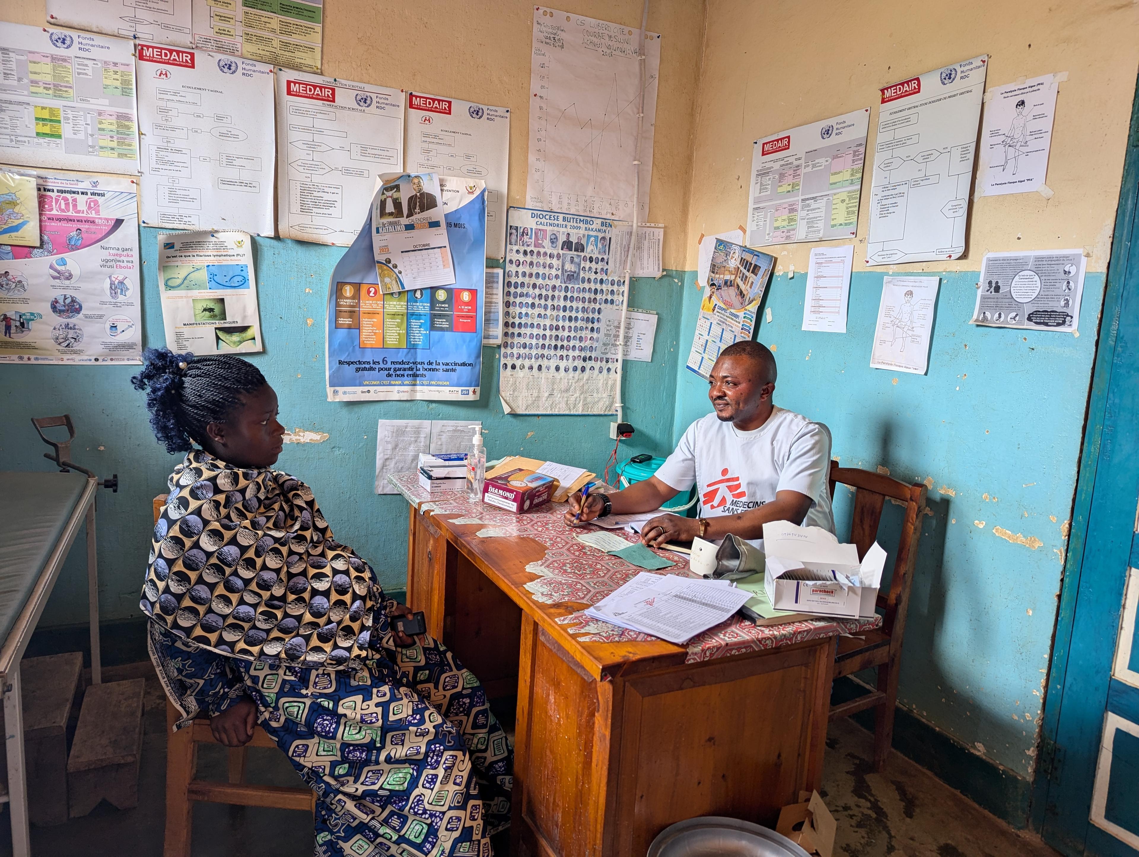 Consultation médicale au centre de santé « Lubero Cité » soutenu par MSF dans le territoire de Lubero, au Nord-Kivu, en République démocratique du Congo (RDC).