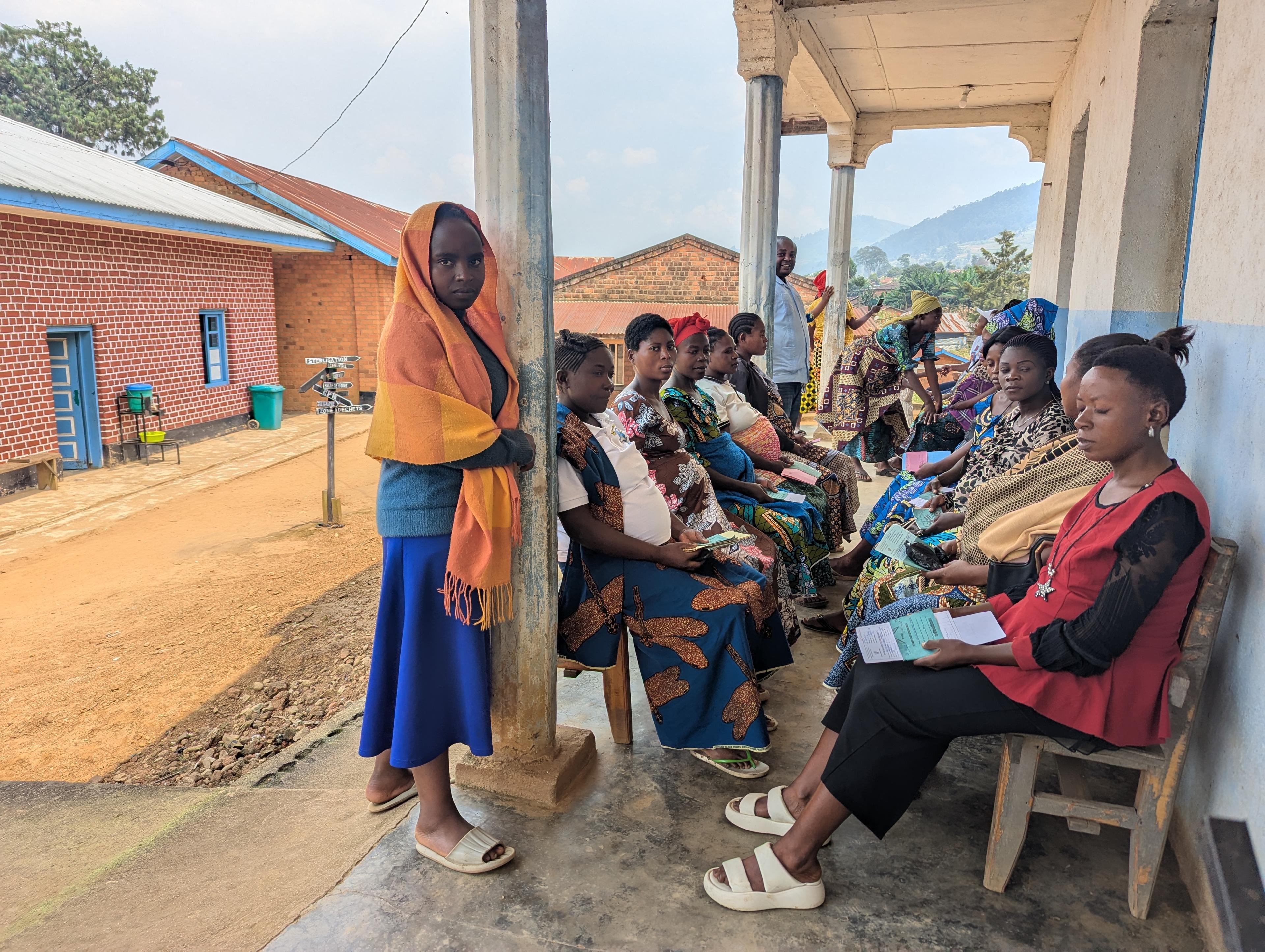 Patients attendant leur consultation au centre de santé « Lubero Cité » soutenu par MSF dans le territoire de Lubero, au Nord-Kivu, en République démocratique du Congo (RDC).