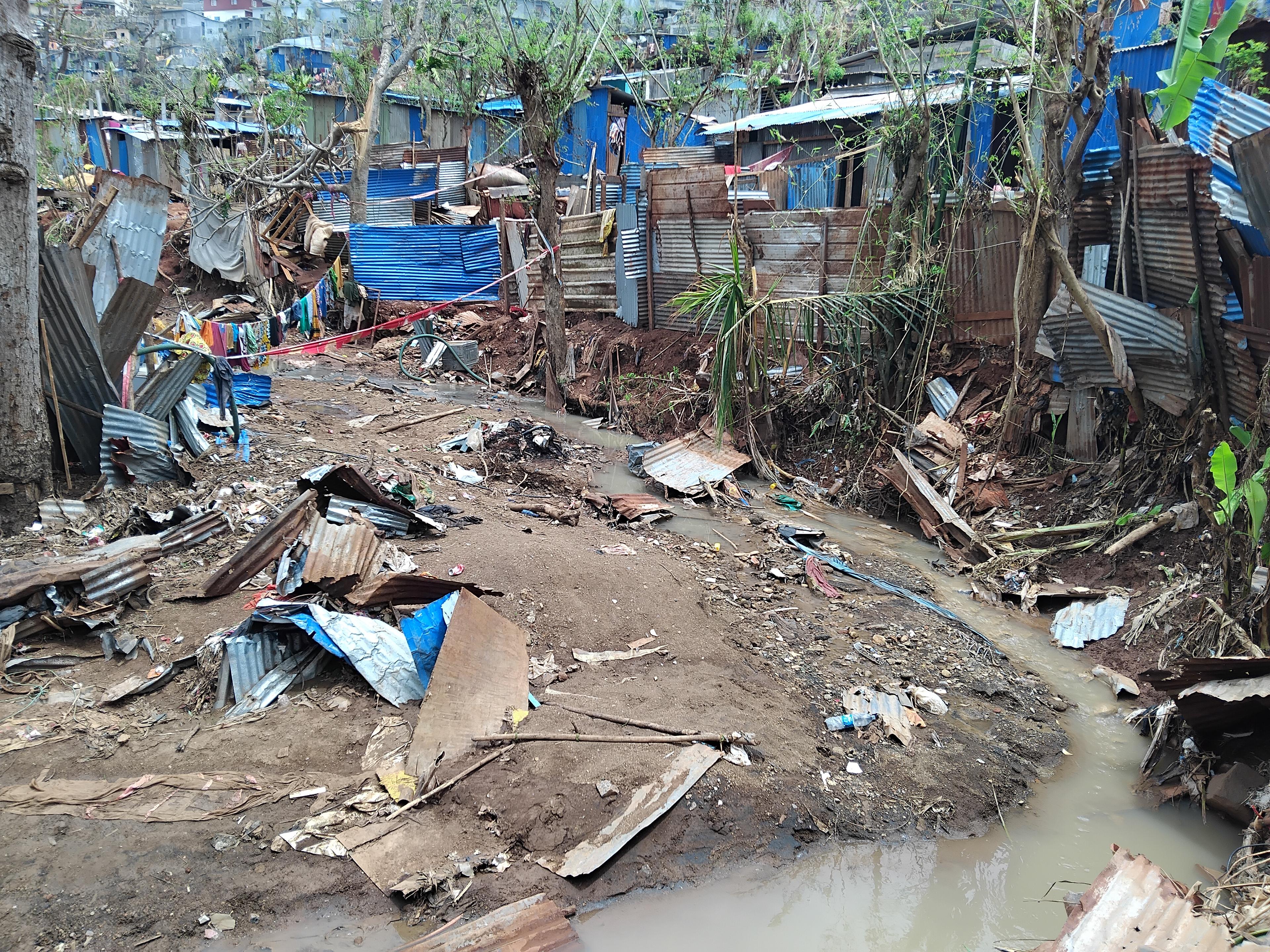 Une rivière pleine de déchets dans le bidonville de Vahibé suite au cyclone Chido.
