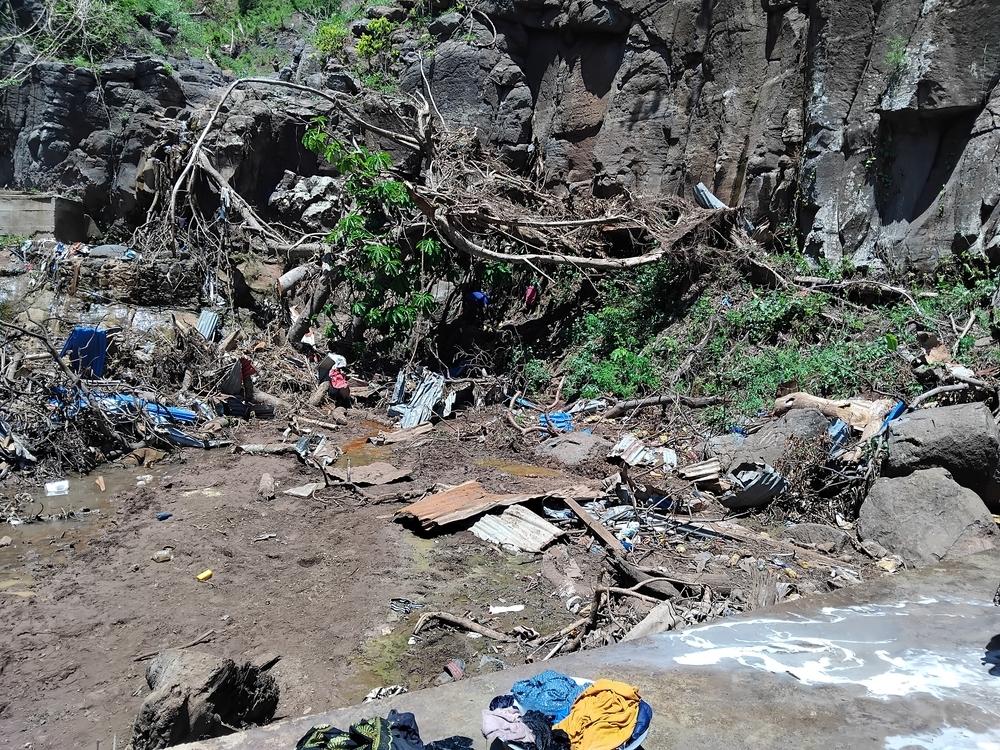 Un point de captage d'eau dans le bidonville de Kaweni Touloulouni endommagé par le cyclone Chido. A proximité, un point d'eau reste utilisable mais est endommagé ; les gens font leur lessive et font la vaisselle.