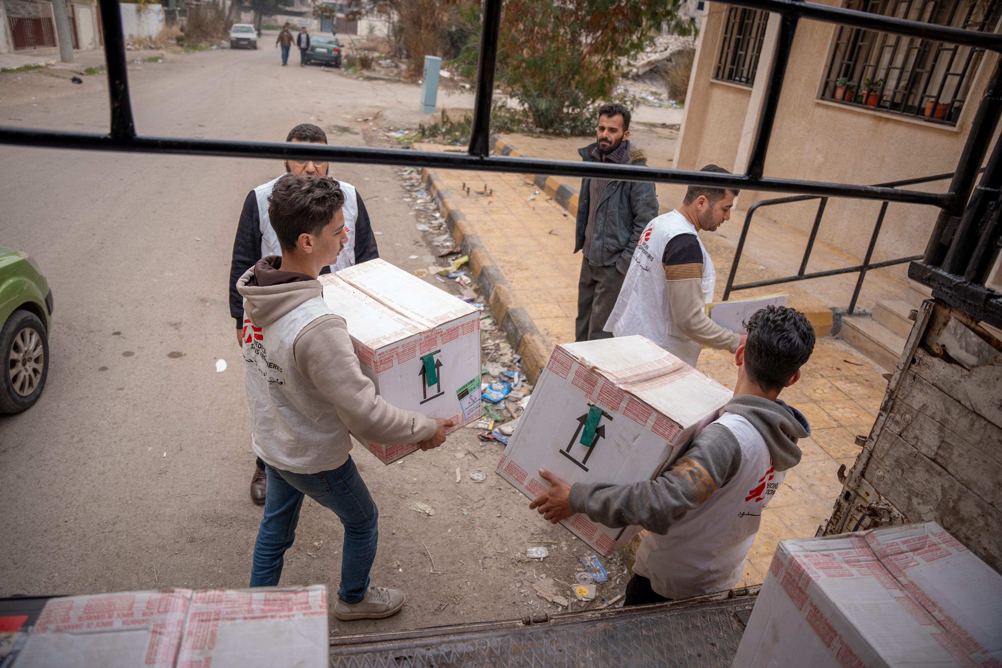 L'équipe MSF a livré des dons médicaux urgents à deux hôpitaux et trois centres de santé à Homs, dans le centre de la Syrie, après des évaluations complètes de la situation sanitaire dans la région, affectée par 13 années de guerre.