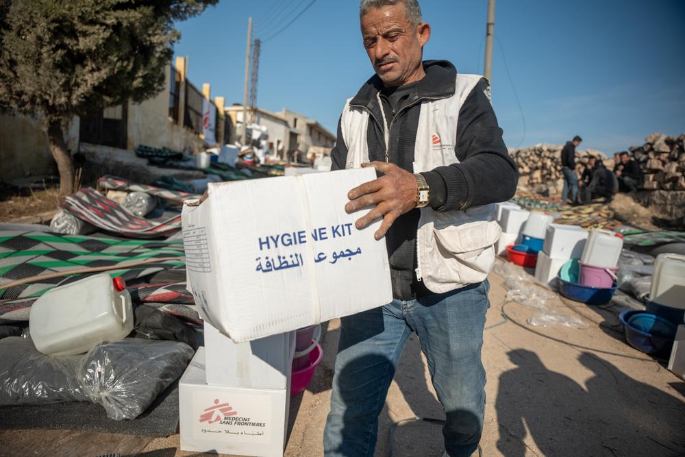 MSF a distribué des kits d'articles non alimentaires aux personnes récemment revenues dans le village de Qubtan Al-Jabal, dans la campagne ouest d'Alep. Nord-ouest de la Syrie, campagne ouest d'Alep, janvier 2025.