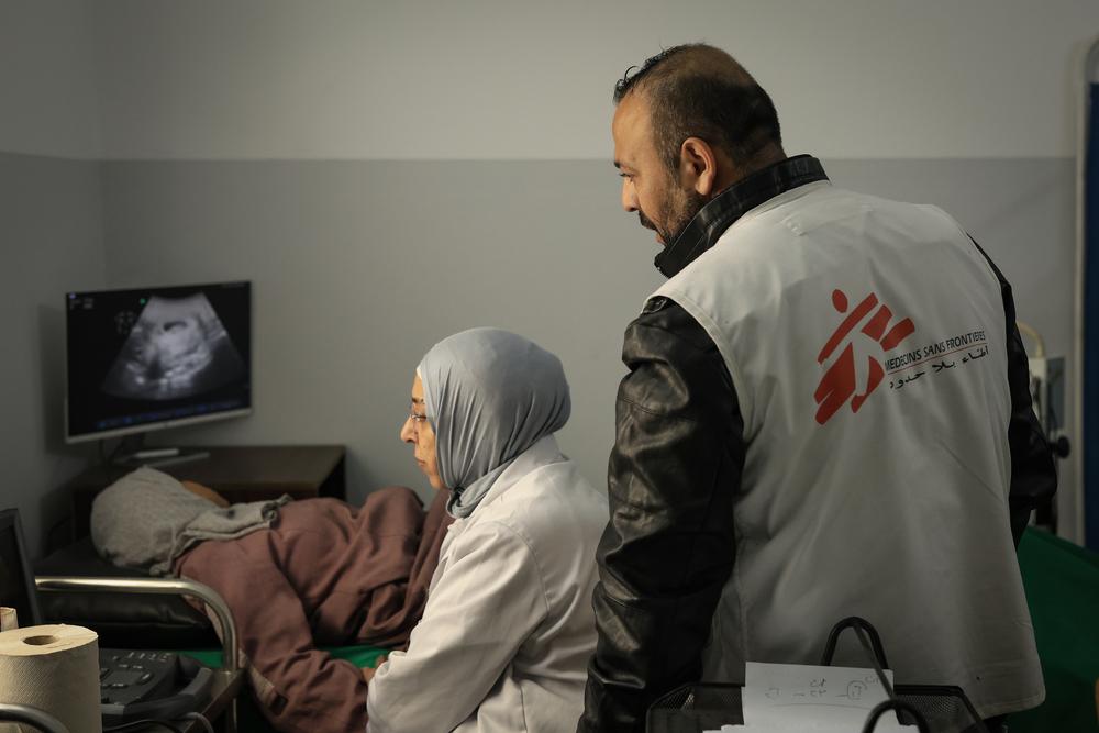 Mohammed Wadi, accompagné du Dr Nadreen, effectue une échographie pour vérifier l'état de l'enfant d'une femme enceinte à la clinique MSF de la ville de Gaza.