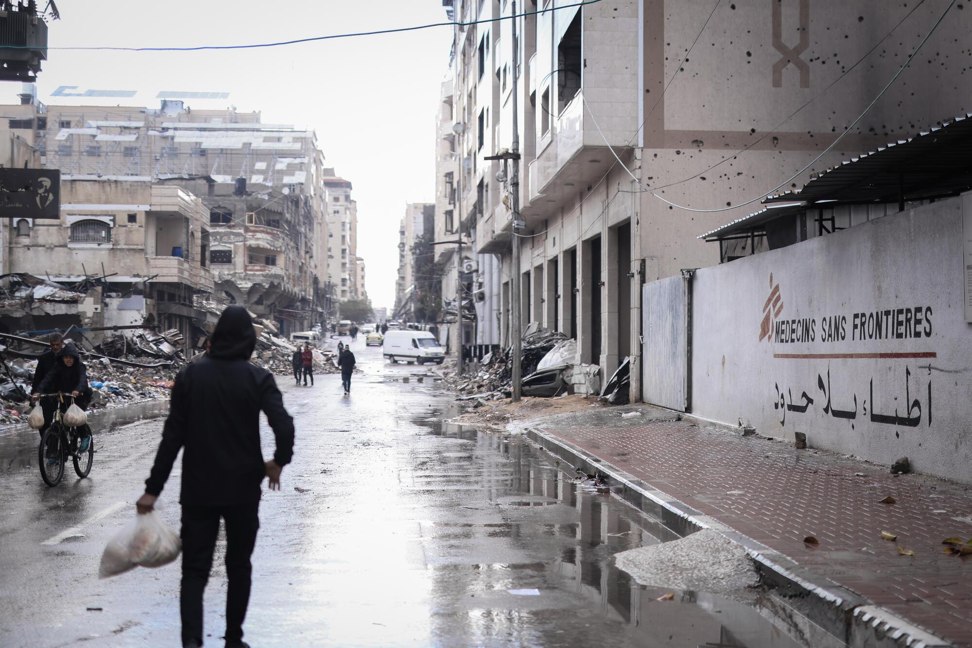 Par une journée pluvieuse dans la ville de Gaza, les environs de la clinique MSF. Janvier, 2025 © Motassem Abu Aser/ MSF
