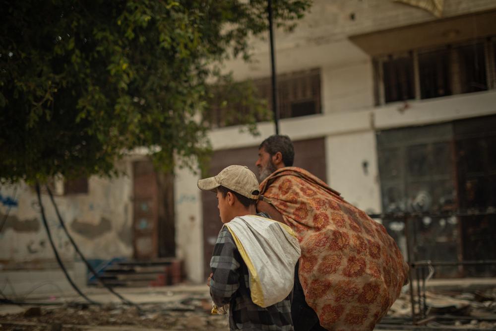 Dans la rue Wehda, à Gaza, des enfants ramassent des bouteilles en plastique et d'autres déchets pour les brûler comme combustible pour cuisiner.