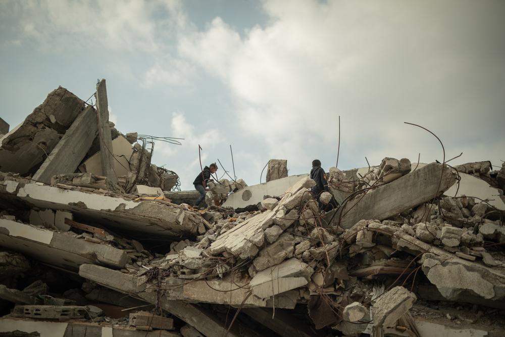 Des enfants jouent sur les décombres de leur maison près de la clinique MSF dans la ville de Gaza.