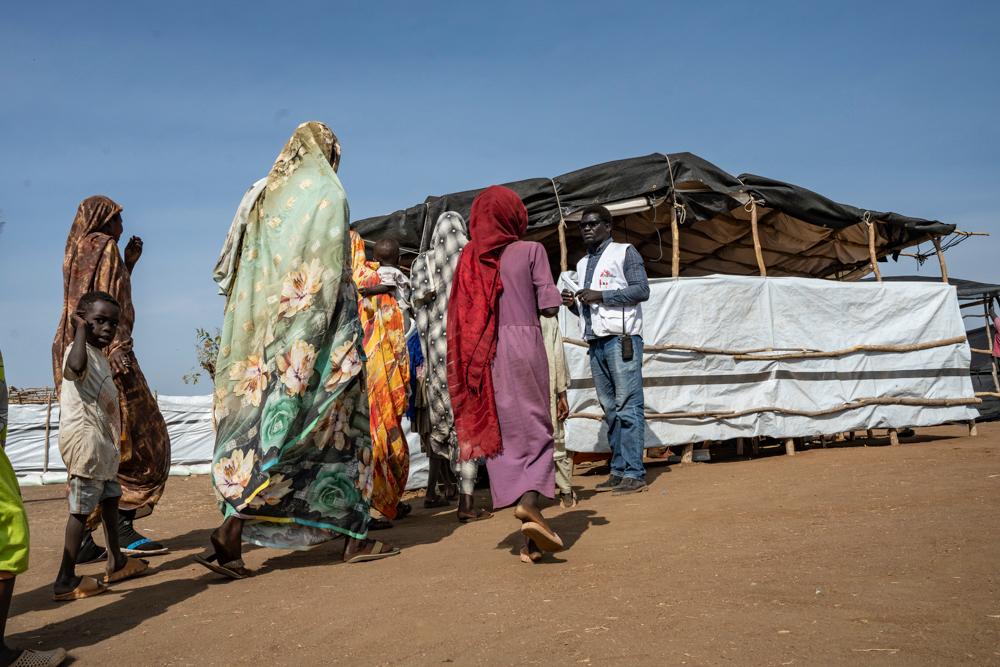 Un groupe de femmes entrent en ordre dans le triage après l'ouverture de la clinique. Après que des milliers de personnes ont fui le conflit au Soudan et se sont réfugiées dans le comté de Renk, au Soudan du Sud, MSF a commencé à gérer des cliniques mobiles à Girbanat et Atam.