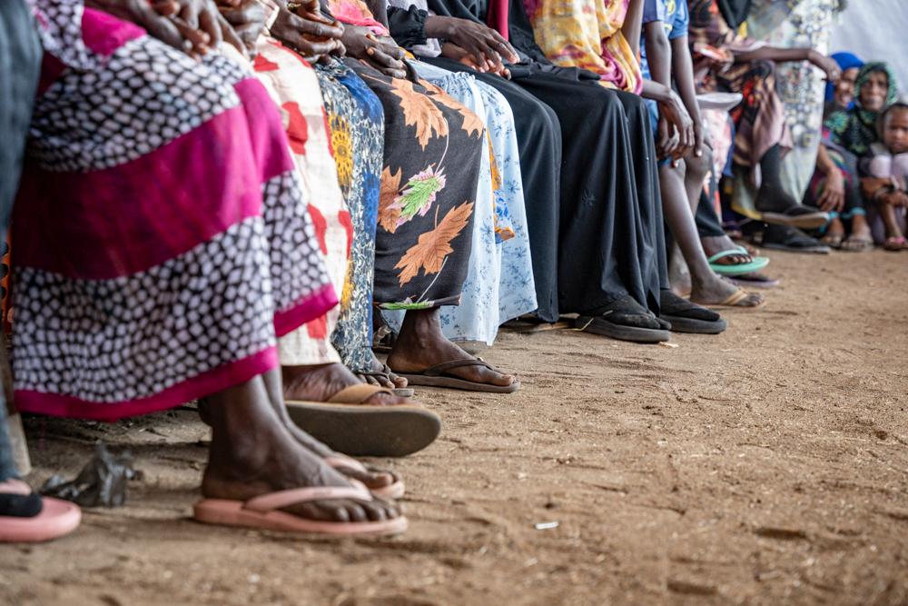 Des femmes attendent d’être triées et soignées par les médecins dans la tente de consultation. Après que des milliers de personnes ont fui le conflit au Soudan et sont entrées dans le comté de Renk au Soudan du Sud, MSF a commencé à gérer des cliniques mobiles à Girbanat et Atam.