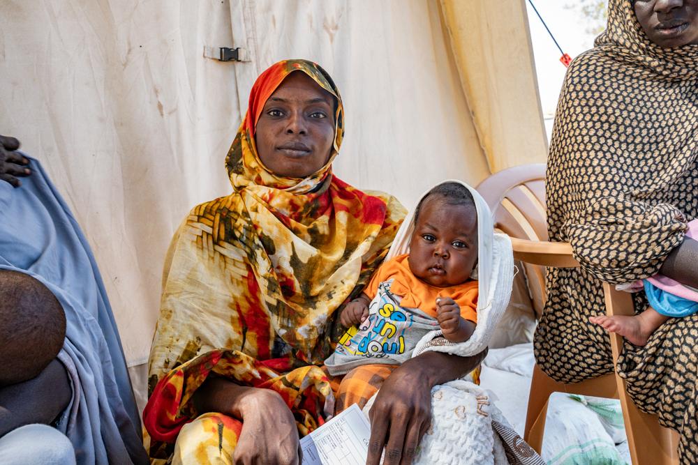 Sadah Adam (23 ans) et Yahin (3 mois) à la clinique MSF d'Atam, comté de Renk.