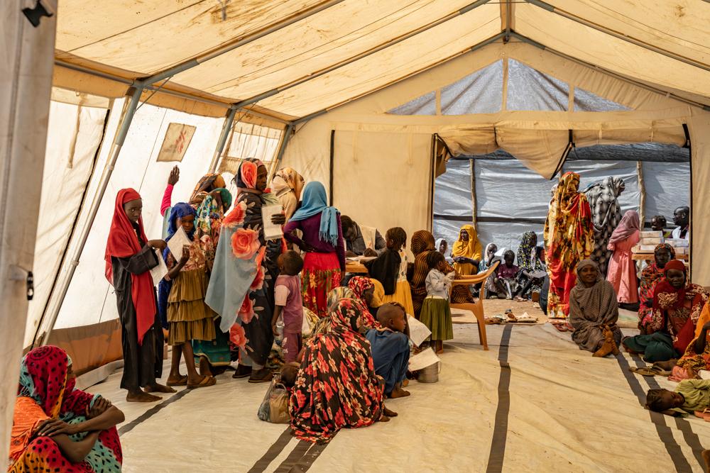 Des patients attendent d’être soignés par un médecin à la clinique mobile d’Atam gérée par MSF. Après que des milliers de personnes ont fui le conflit au Soudan et se sont réfugiées dans le comté de Renk, au Soudan du Sud, MSF a commencé à gérer des cliniques mobiles à Girbanat et Atam.