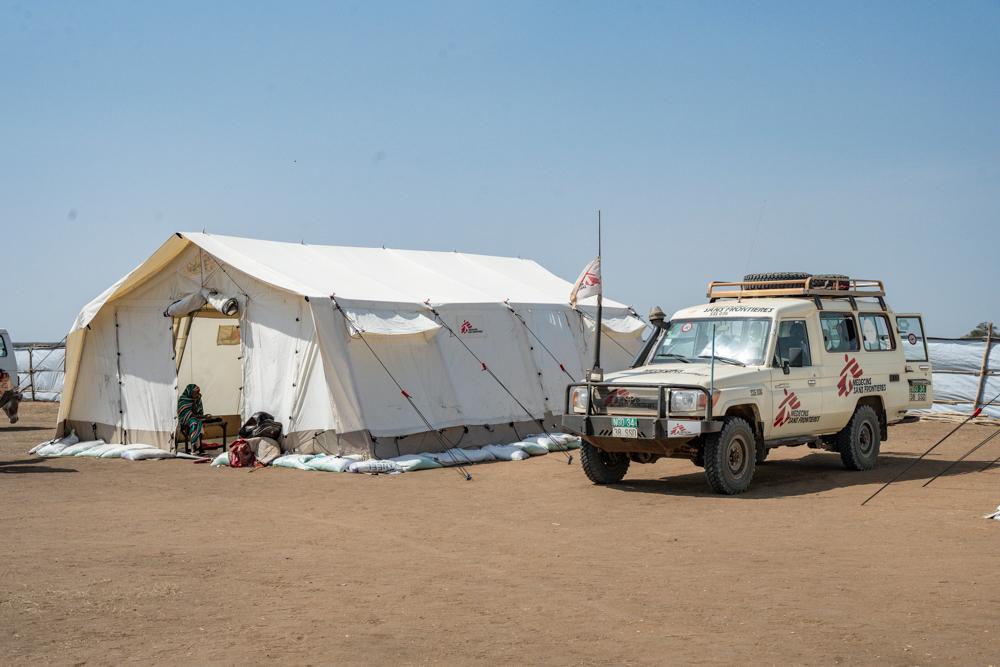 Vue de la tente installée pour démarrer une clinique mobile à Girbanat, dans le comté de Renk. Des milliers de personnes séjournent dans ces zones après avoir été déplacées par la guerre au Soudan.