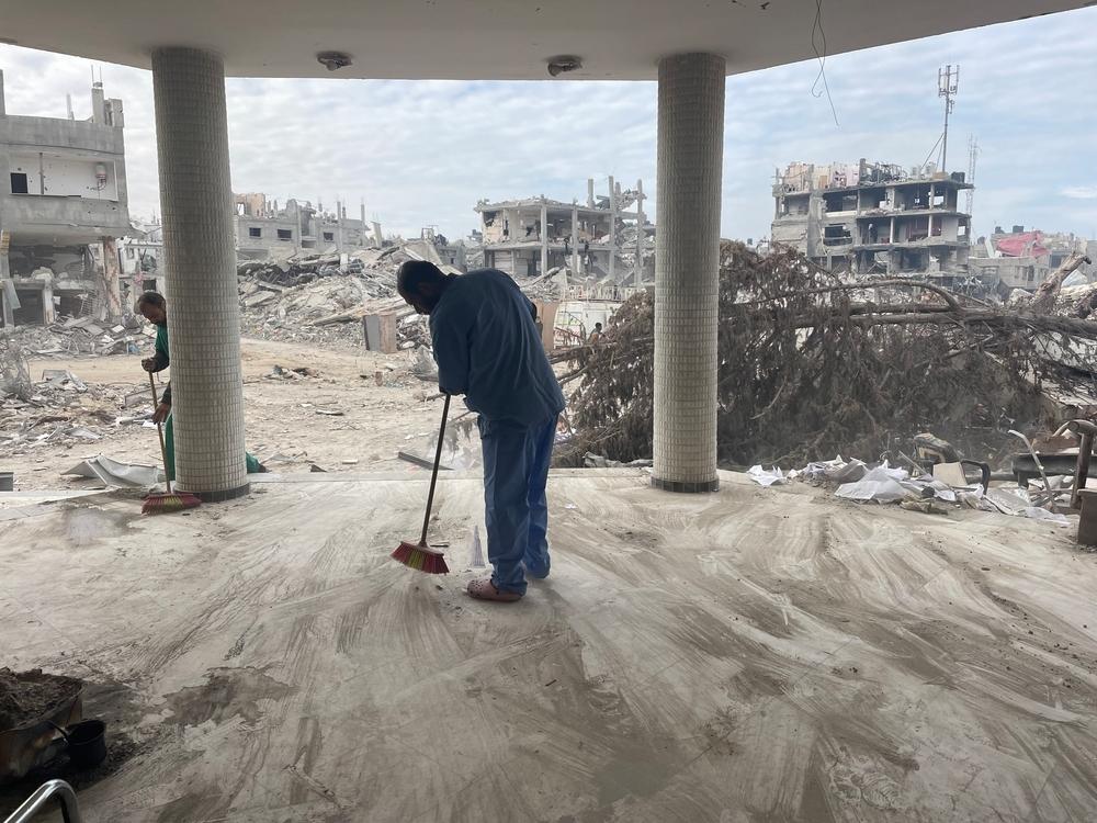 Un homme nettoie les décombres à l'intérieur de l'hôpital émirati de la ville de Rafah, au sud de Gaza, en Palestine.