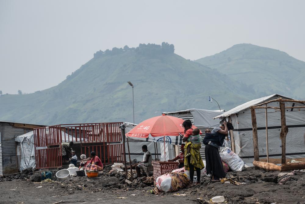 Les personnes vivant dans des camps, comme celui de Nzulo, fuient vers Goma alors que des combats ont lieu à quelques kilomètres de là.