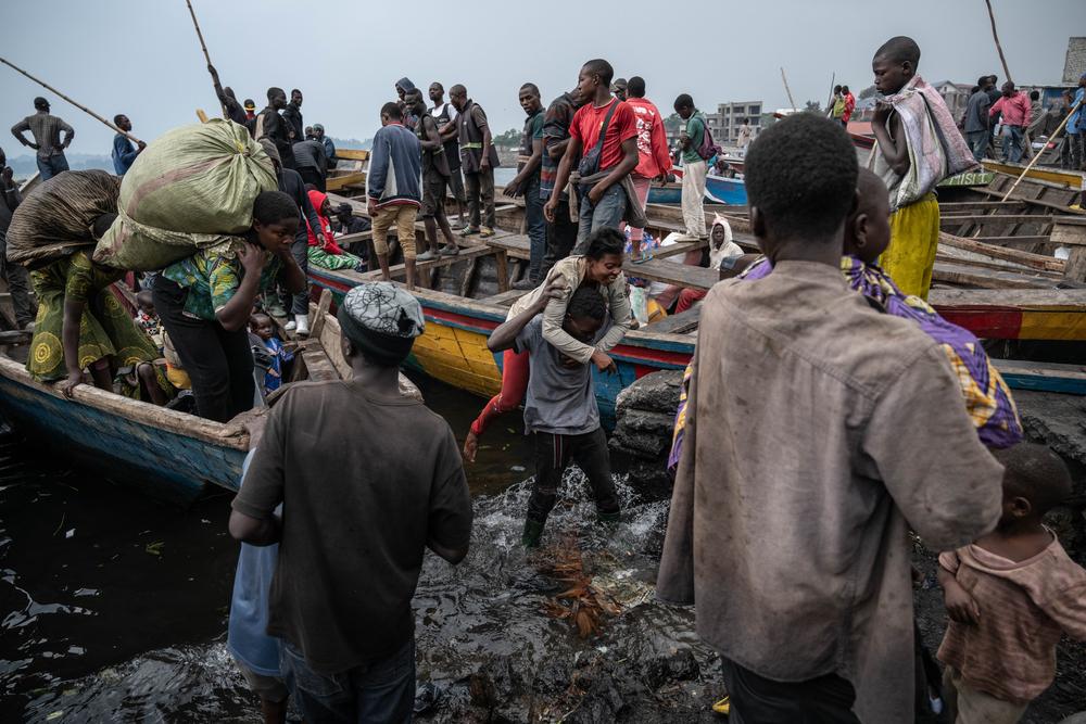 Des personnes arrivent au port de Kituku à Goma. Elles fuient les combats en cours au Nord et au Sud-Kivu.