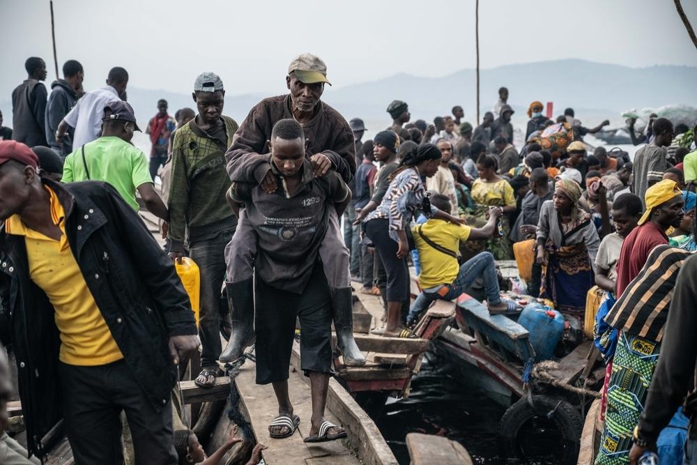 Des personnes arrivent au port de Kituku à Goma. Elles fuient les combats en cours au Nord et au Sud-Kivu.