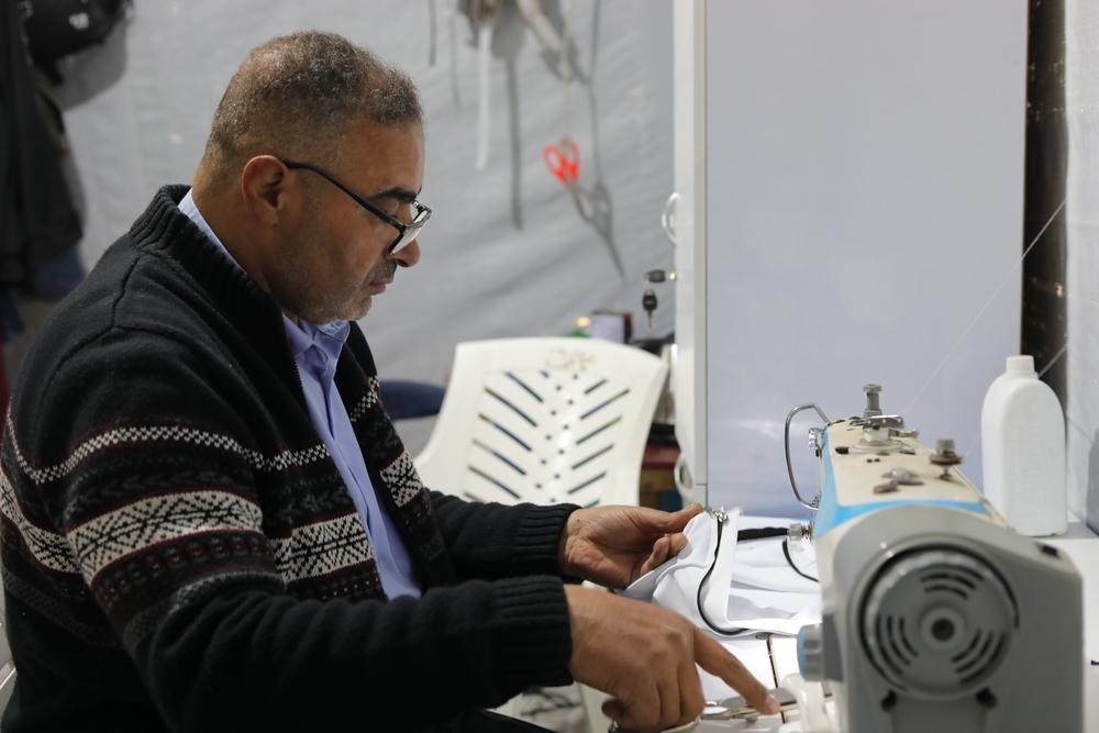 Abu Muhammad conçoit des combinaisons de compression avec un tissu spécifique au service de physiothérapie de l'hôpital Nasser à Khan Younis, au sud de la bande de Gaza.