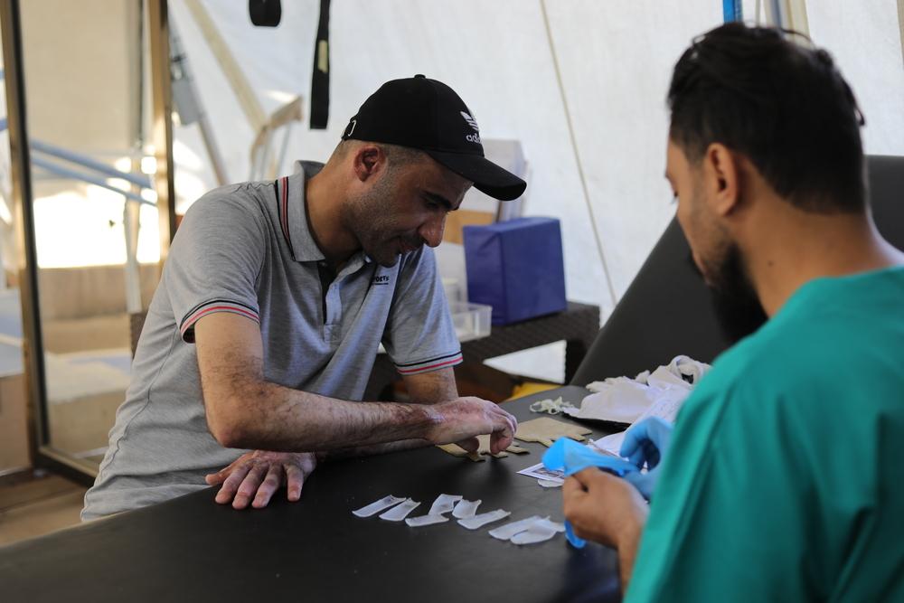 Un patient brûlé de MSF effectue une rééducation au service de physiothérapie de l'hôpital Nasser à Khan Younis, au sud de la bande de Gaza.