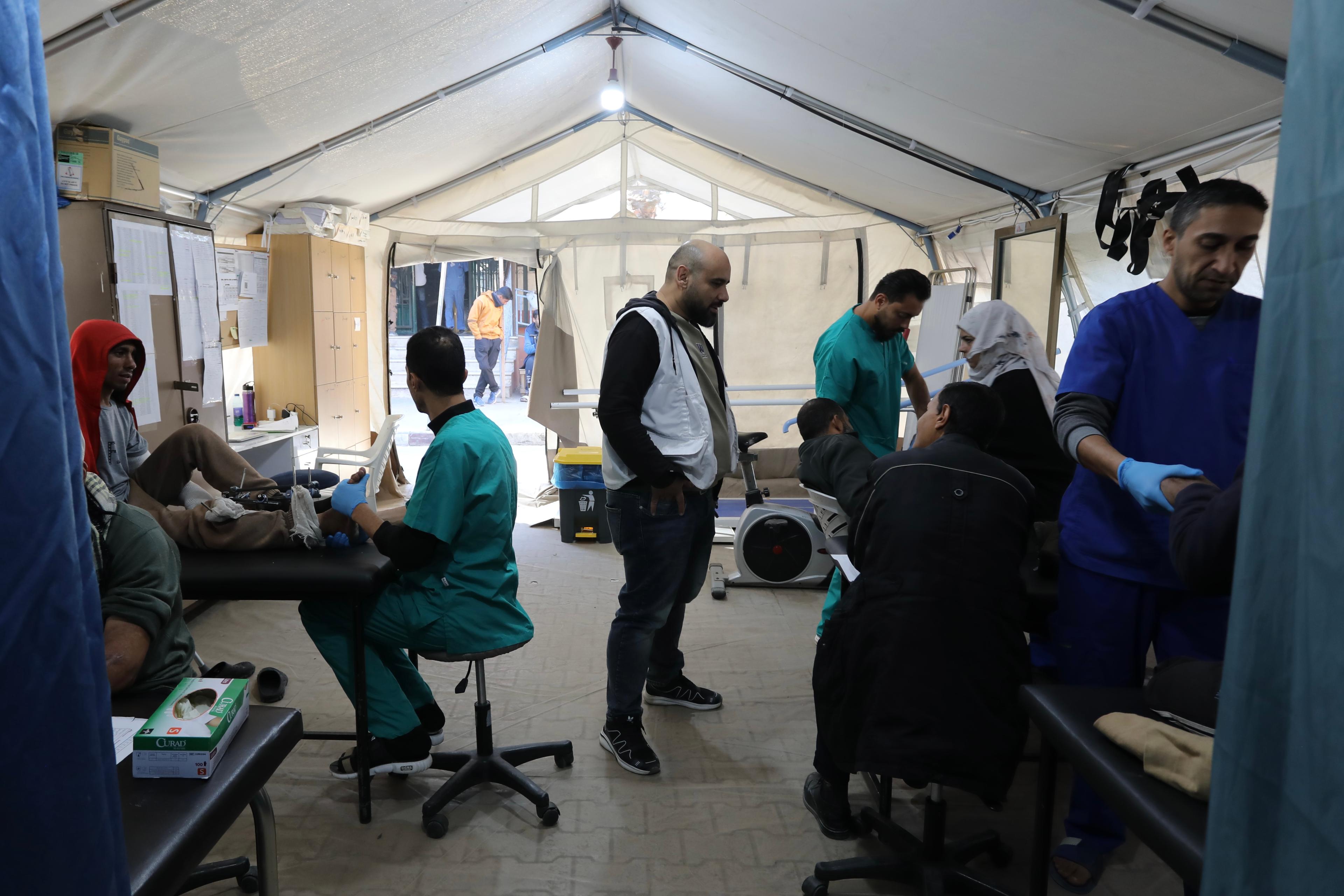 Abed Elhameed Qaradaya assure le suivi des patients et du personnel du département de physiothérapie de l'hôpital Nasser à Khan Younis, au sud de Gaza.