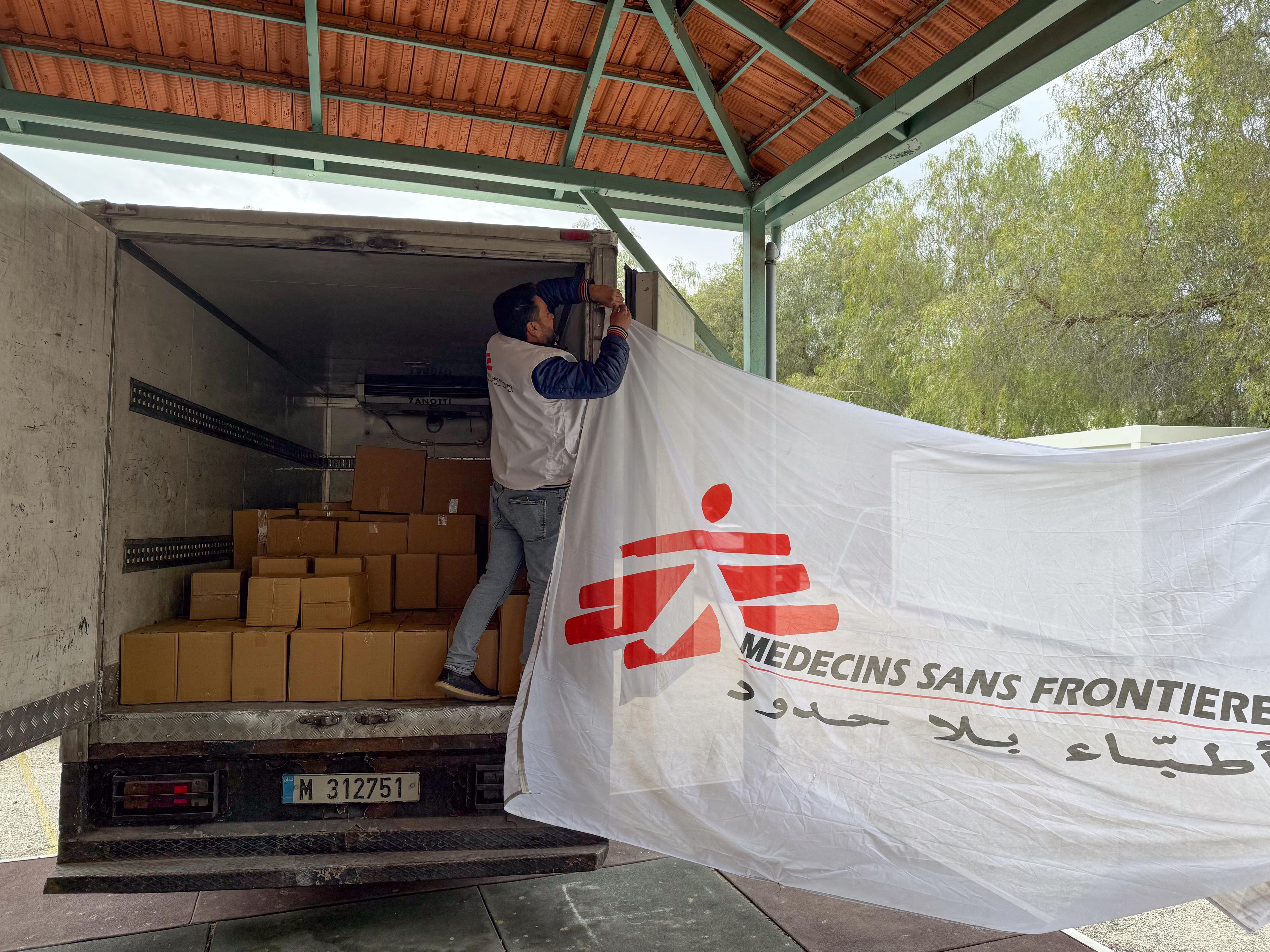 Au-delà des soins de santé, MSF répond également aux besoins humanitaires immédiats dans tout le pays. Dans le district de Bint Jbeil, fortement bombardé, l'organisation fait don d'articles de première nécessité.