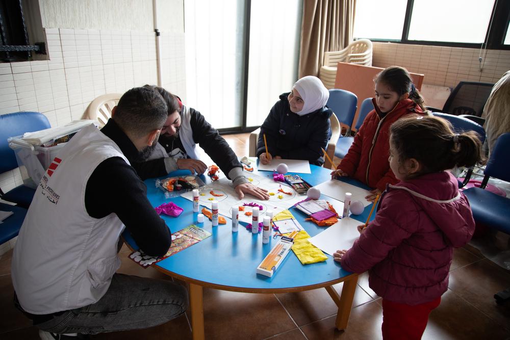 Nos équipes médicales mobiles, désormais au nombre de 15 à travers le pays, fournissent des services de soins de santé primaires, des médicaments pour les maladies chroniques, une éducation sanitaire, un soutien en santé mentale et des soins infirmiers postopératoires.