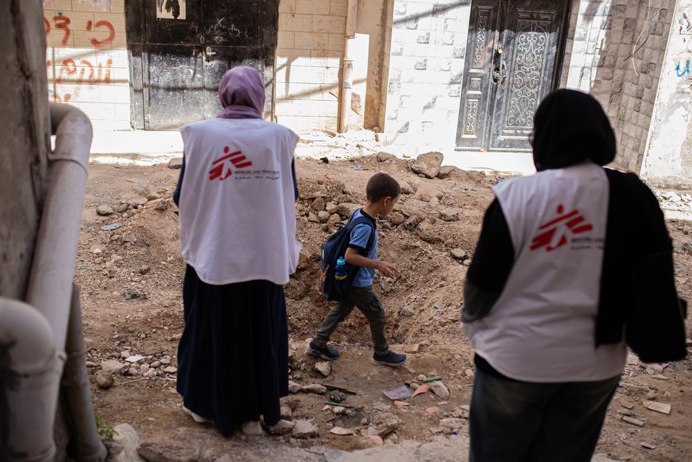 Après l'incursion de 9 jours qui a eu lieu à Jénine du 28 août au 6 septembre, les équipes MSF ont repris leurs activités de premiers secours psychologiques dans le camp de réfugiés. Salwa et Rahma visitent le camp chaque semaine pour rencontrer les résidents et évaluer leur santé mentale et leur évolution.