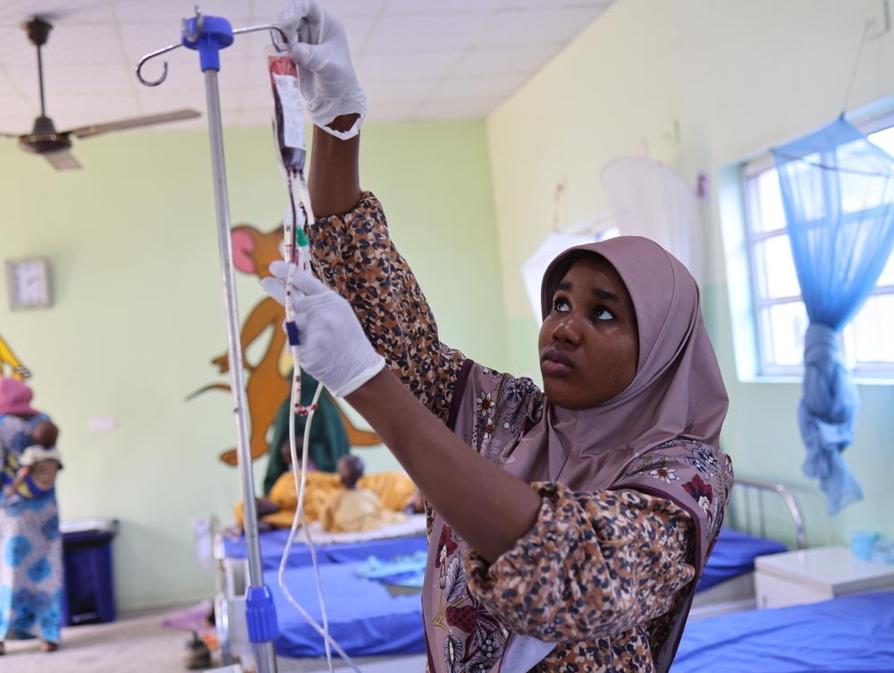 Une infirmière MSF prépare un kit de transfusion sanguine à administrer à un enfant à Unguwa Uku, centre de nutrition pour patients hospitalisés, à Kano.