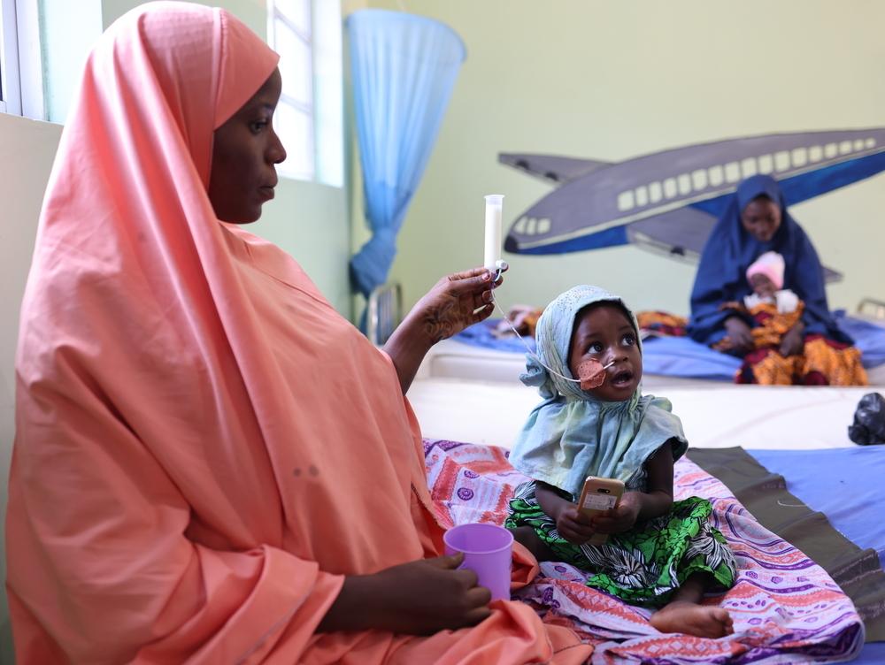 Aisha Abdullahi, une mère qui nourrit son enfant avec du lait par sonde nasogastrique au centre d'alimentation pour patients hospitalisés d'Unguwa Uku