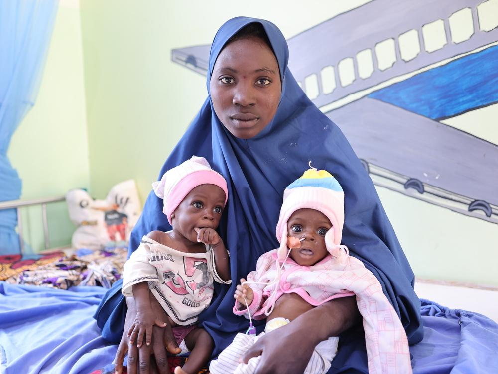 Zuwaira Mohammed, mère de jumeaux dont l'un souffre de malnutrition sévère. Elle reçoit un traitement dans le centre soutenu par MSF à Unguwa Uku