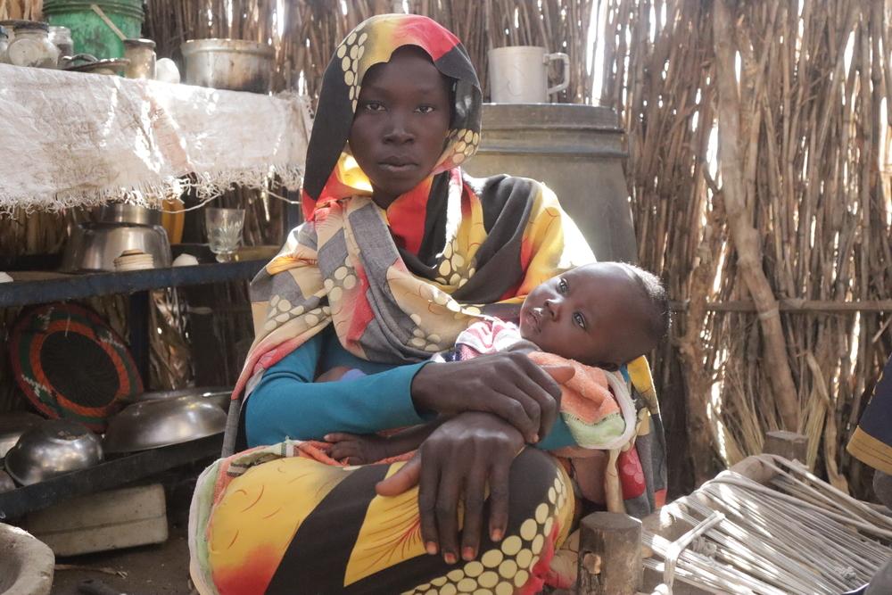 Zahra Abdullah, 25 ans, dans sa cuisine après avoir reçu son panier de nourriture.