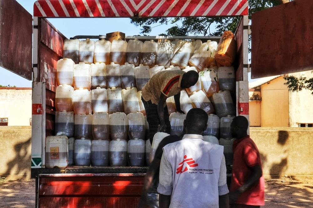 L'arrivée du camion transportant les paniers alimentaires du site d'emballage et de préparation, après avoir parcouru plus de 25 km jusqu'au lieu de distribution.